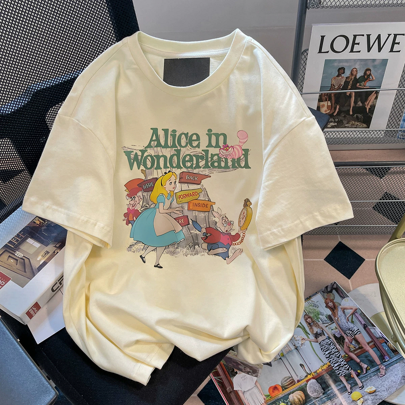 Top.street t shirt Alice in Wonderland แขนสั้น ลายการ์ตูนน่ารักหลวม เสื้อแฟชั่นผู้หญิง สไตล์เกาหลี ขาว สีแปะก๊วย 3xl