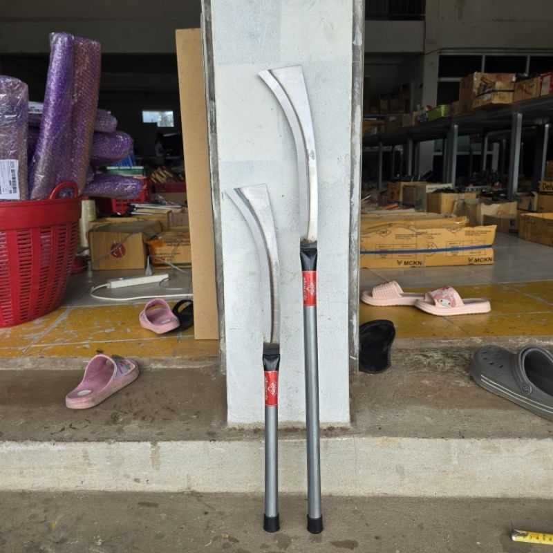 มีดหวด หัวตัด ตราเพชร เหล็กแมงกานีส สันหนา 2 มิล มี 2 ขนาด ด้ามสั้นและด้ามยาว ใบมีดมีความคม ใช้ตัดก้านใบตอง ถางป่า