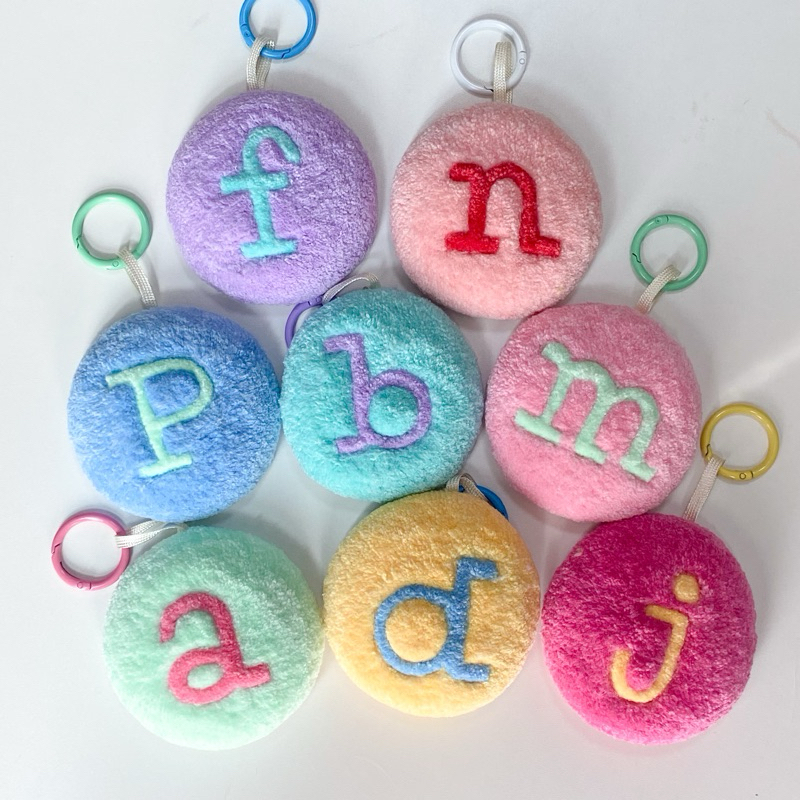 *เปิดรับแบบคัสตอม* Fluffy alphabet keychain | พวงกุญแจตัวอักษร