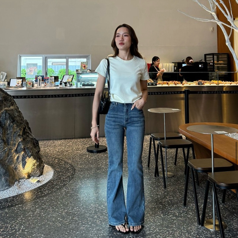 [เก็บโค้ดหน้าร้าน ลด25% เหลือเพียง 547.-] Emerald Jeans ยีนส์ขาม้าใหญ่ สีฟอกไล่เฟด ผ้านุ่มกระชับ ทรงสวย - รูปที่ 2