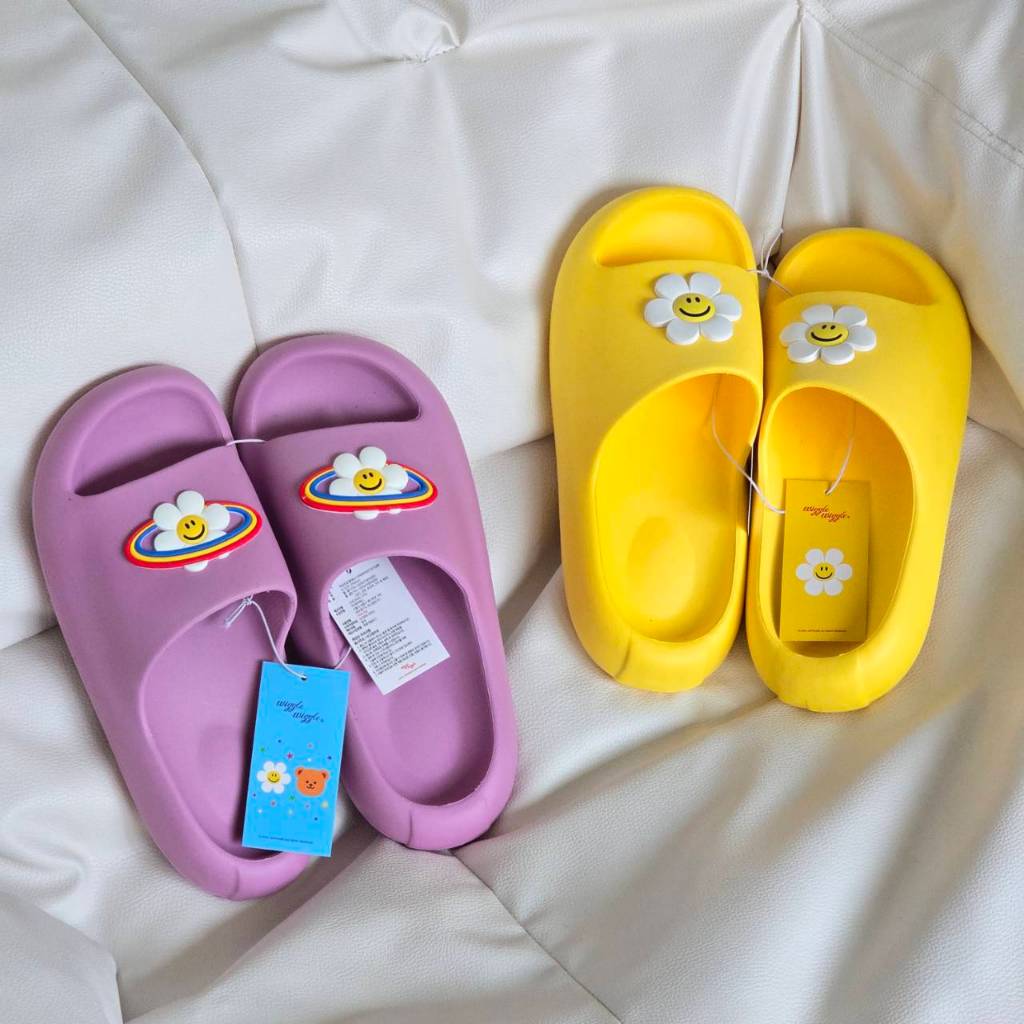 ( พร้อมส่ง ) Wiggle Wiggle PVC Slippers รองเท้า