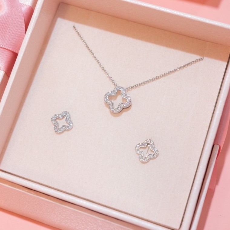 [สีเงินพร้อมส่ง] LELISA - Crystal Clover Necklace & Earring - ใบโคลเวอร์แห่งความโชคดีประดับคริสตัล