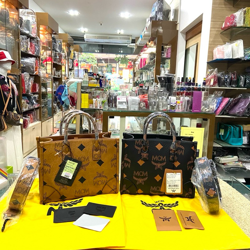 New MCM Small München Tote in Maxi Visetos Sz.Sz. 9” (L) x 7” (H) x 3” (D)  🧧🧧16,900฿ การ์ด/ ถุงผ้า