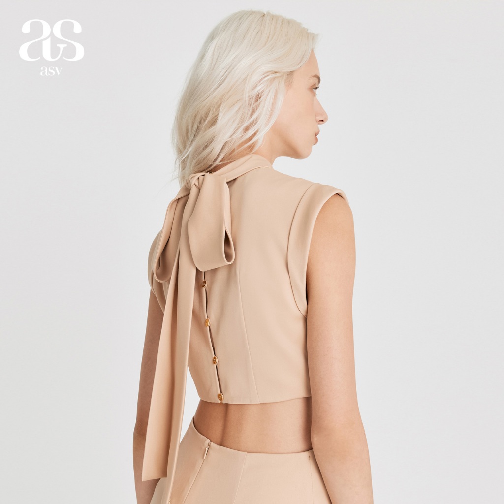 [asv aw24] Loren Maxi Dress เดรสผู้หญิง คอปีนจับจีบ แขนกุด ตกแต่งผูกโบว์ด้านหลัง เว้าเอวด้านข้างและด้านหลัง ผ่าด้านหน้า - รูปที่ 3