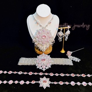 Setเครื่องประดับไทยสีเงิน มีเพชร สังวาลย์ เข็มขัด และรัดต้นแ…