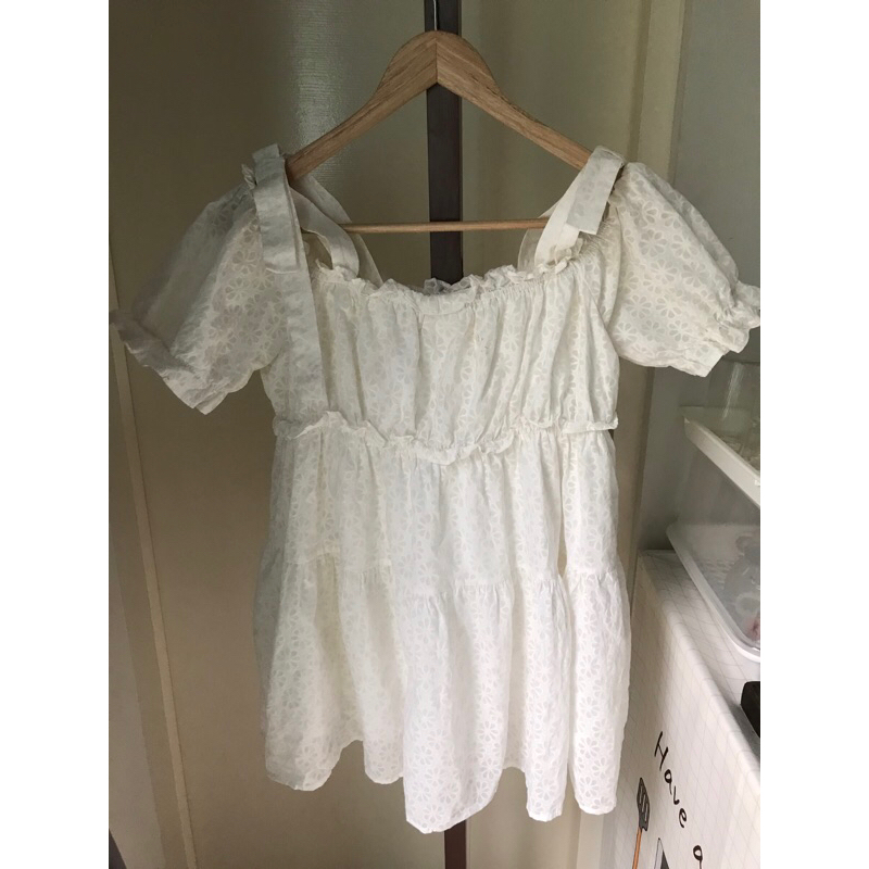 เสื้อแฟชั่น มือ2 size m 160/84A มีตำหนิสีเฟดตรงชายเสื้อ ตามภาพที่แสดงนะคะ ราคา 27฿