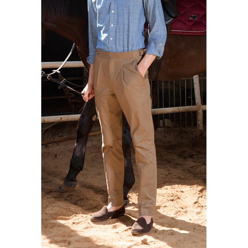 The Finery - The Portland Chino in Taupe กางเกงชินโนผู้ชาย ผ้าคอตตอนยืด สีน้ำตาลเทา จีบหน้า และ ตัวปรับเอว