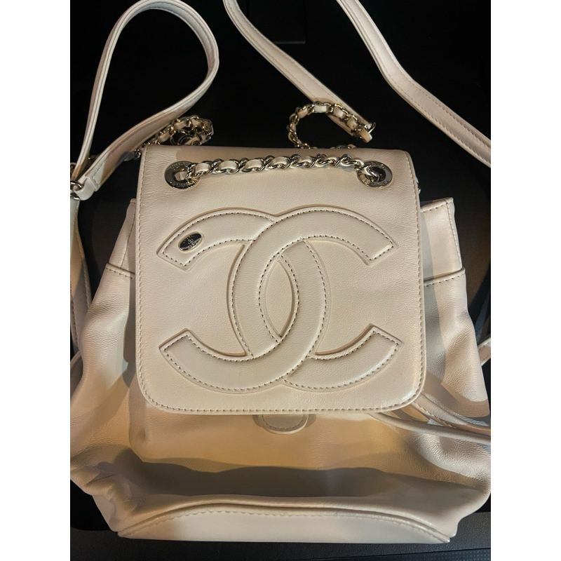 สินค้ามือสอง กระเป๋าเป้สีขาว งานแบบ  c h a n e l min size7" งานเหมือน สะพายสายโซ่