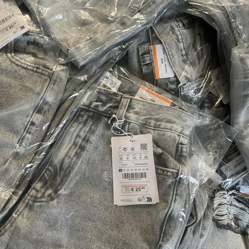 ราคาดีมาก กางเกงยีนส์ขายาวทรงมัมแต่งขาดที่เข่า Pull&Bear Long jeans with ripped trim เข้าใหม่ สีดำฟอก