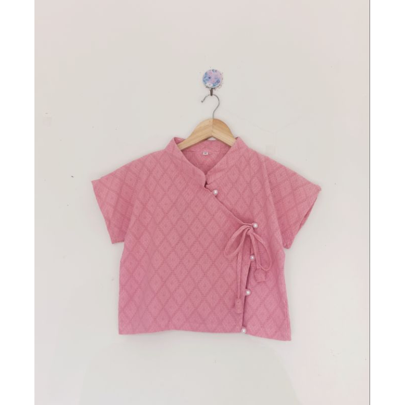 เสื้อคอจีนแขนเลยผูกโบว์อกเนื้อผ้า cotton นุ่มลายตารางรุ่นนี้น่ารักมากค่ะ