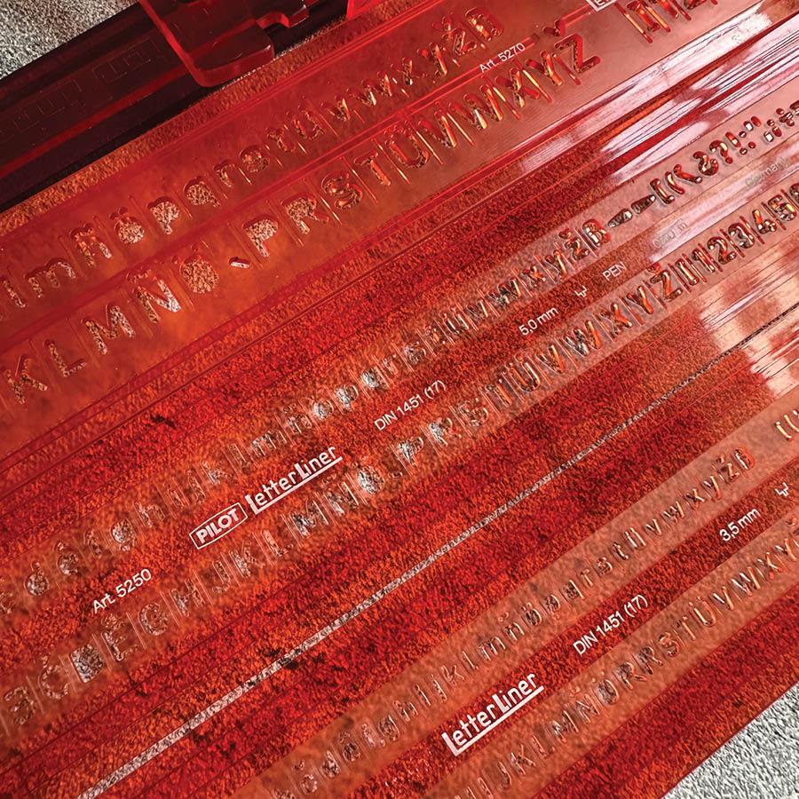 เทมเพลท เขียนตัวหนังสือภาษาอังกฤษ/เยอรมัน Letter Liner ยี่ห้อ Pilot