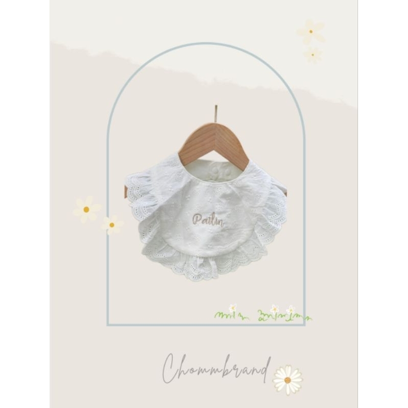 ผ้ากันเปื้อนลายลูกไม้ปักชื่อ