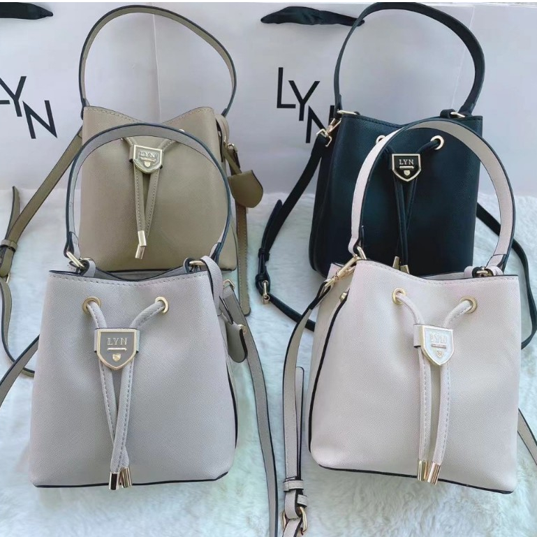 กระเป๋าสะพายทรงจีบ คอลใหม่ทรงถัง LYN มี 5 สี ใช้งาน 2 เเบบ มีหมุดรองฐาน ขนาด 18X18X13 CM ( 7 นิ้ว)