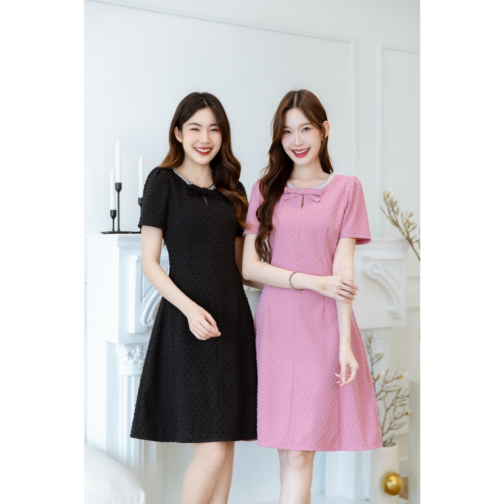 เดรสแพทเทิร์นสวยเรียบใส่และมีเชปสวย มีดีเทลเพิ่มความสวยหรูด้วยอะไหล่ลูกปัดรอบคอ และแต่งโบว์ hand made เพิ่มความหวาน