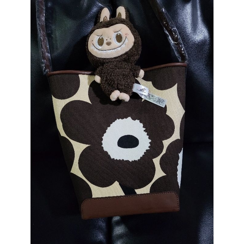 ใช้โค้ดลดได้ พร้อ​มส่ง​ ลอตสุดท้ายbarrel bag ทรงฮิต ใส่ได้ทุกชุดทุกสไตล์​ สวยมีเทสมากๆค่ะ​ ทำจากผ้าmarimekkoแท้100%