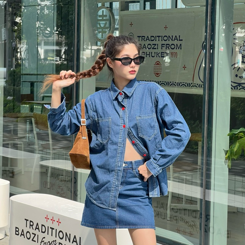 SISSOEUR : Changi red button shirt