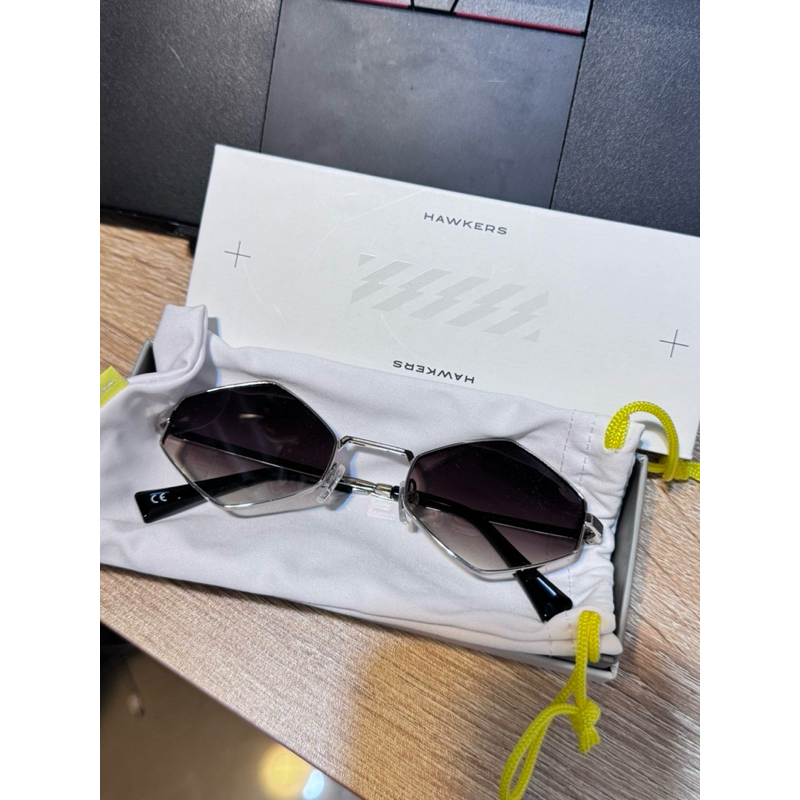 New-แว่นกันแดด Hawkers แท้