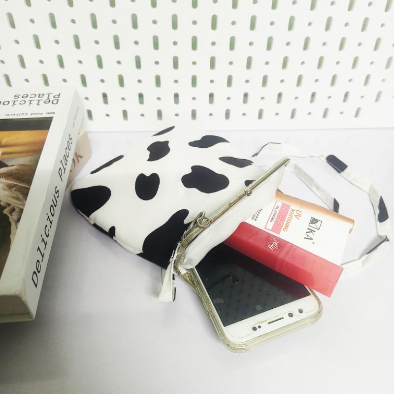 Lucky 24 - กระเป๋าสะพาย กระเป๋าใส่โทรศัพท์ ลายน้องวัว ขนาด12 .5x19cm. - รูปที่ 4