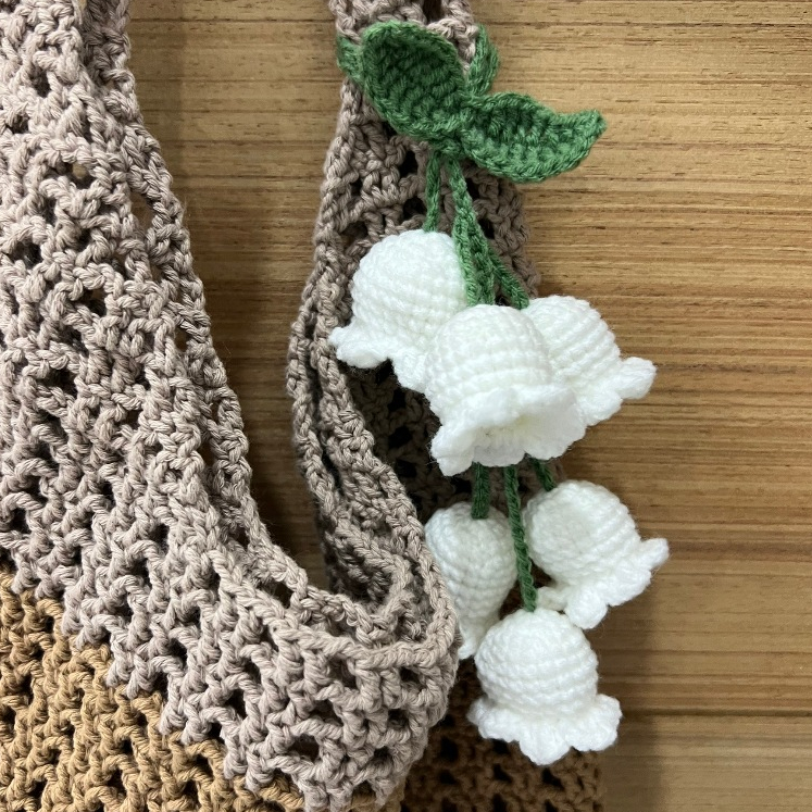 สายคล้องกระเป๋าถักไหมพรม ดอกระฆังหรือดอกลินลี่แห่งภูเขา Lily of the valley