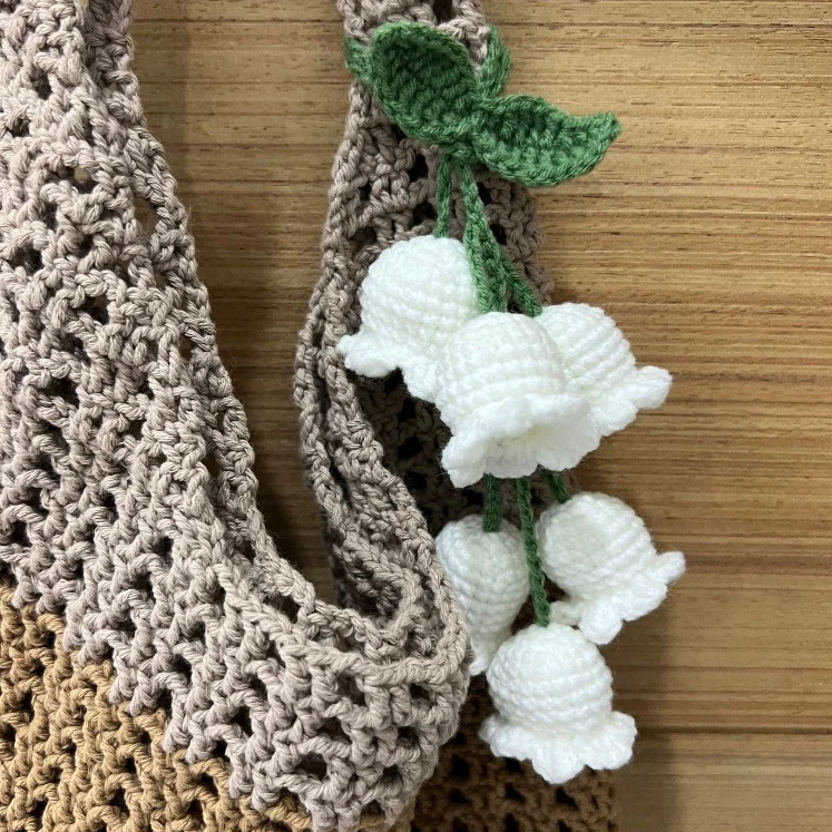 สายคล้องกระเป๋าถักไหมพรม ดอกระฆังหรือดอกลินลี่แห่งภูเขา Lily of the valley