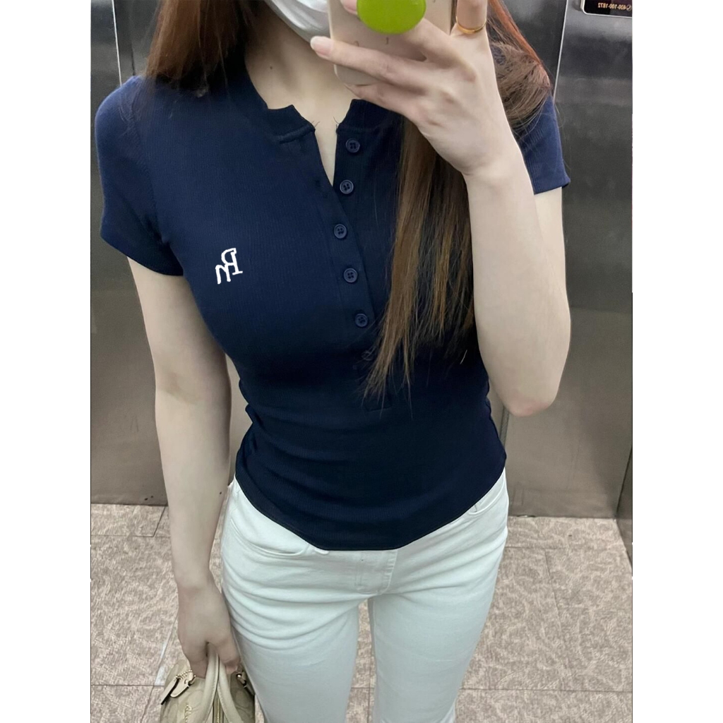 เสื้อยืดแขนสั้นกระดุมหน้าอเมริกันสำหรับผู้หญิง รุ่นใหม่ฤดูร้อน ดีไซน์พิเศษแนวสาวแซ่บ ทรงพอดีตัวและเอวระบาย