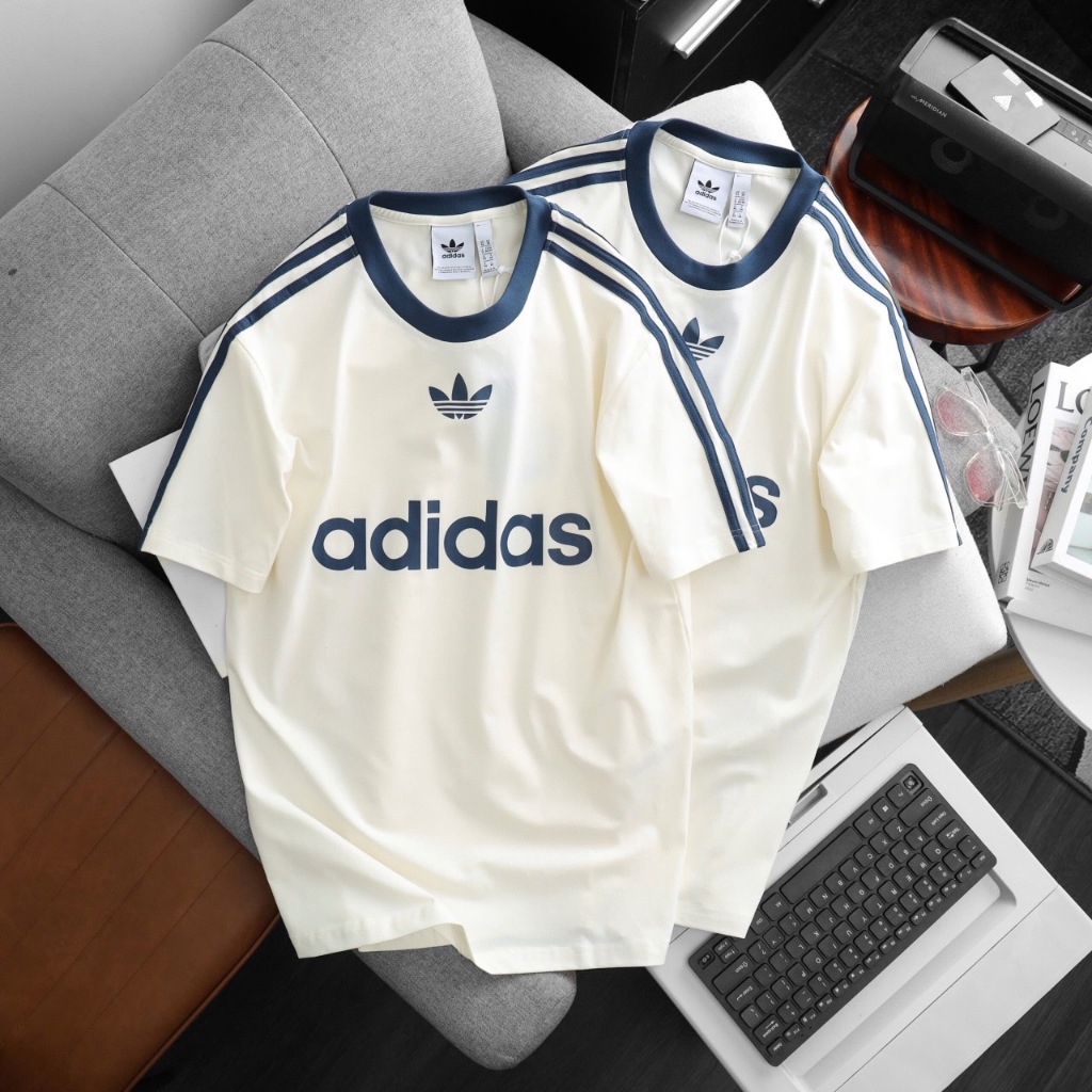 เสื้อยืด ADIDAS คอกลมแขนสั้นแต่งลายแถบช่วงแขนด้านหน้าสกรีนโลโก้ adidas เนื้อผ้า cotton