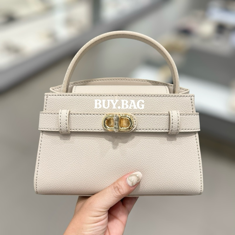 CHARLES & KEITH ( ใช้โค้ดลด30%ร้านโค้ด คุ้ม ) CK2-50270880 กระเป๋าถือตกแต่งด้วยหัวเข็มขัดเมทัลลิครุ่น Aubrielle