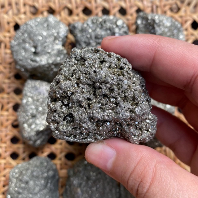 Pyrite ไพไรท์ดิบ หรือ เพชรหน้าทั่ง สวย น่ารักมาก มีพลังดึงดูดความมั่งคั่งด้านการเงิน ช่วยเรียกเงินเรียกทอง