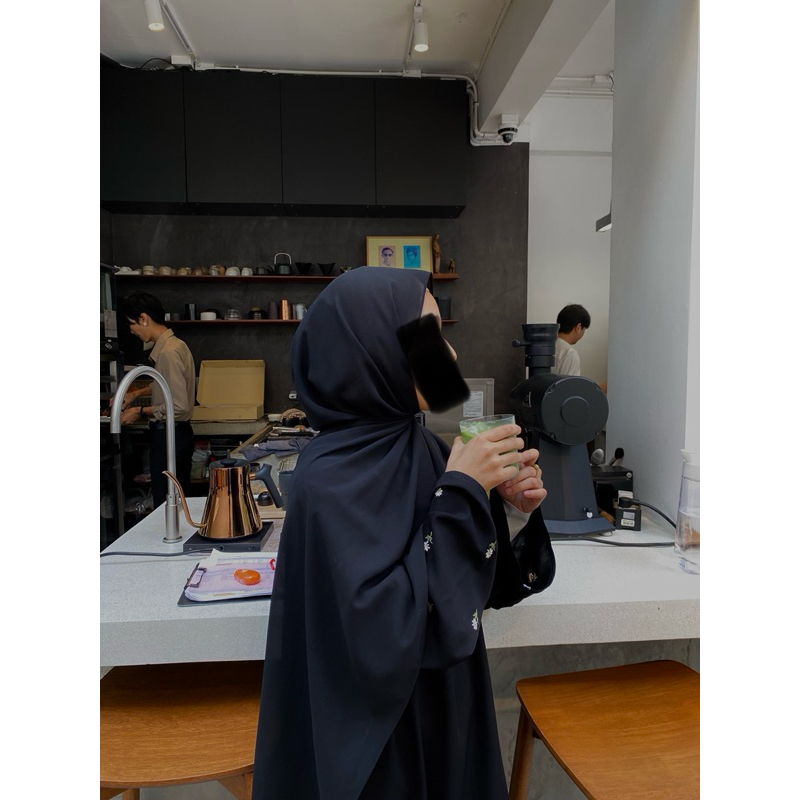abaya ปักดอก ทรงเสื้อหลวมๆ (มีเฉพาะสีดำ) ควาายาวชุดสามารถแจ้งผ่าน Inbox มาได้ค่ะ