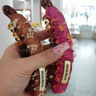 [B052] Banana clip korean กิ๊บหนีบรวบผมทรงกล้วยสำหรับรวบผมหนา กิ๊บผ้าซาตินลายแบรนด์มี 16 ลาย ติดผมทรงหางม้าแน่นอยู่ทรง