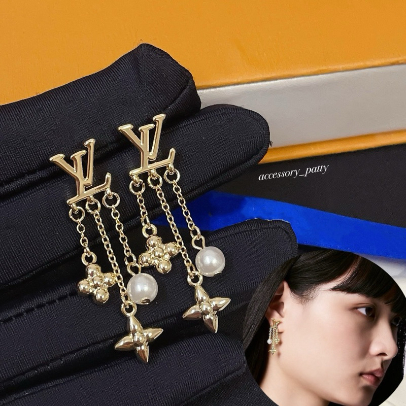 ต่างหูก้านเงิน รุ่นL-v23 สีทองอ่อนหวานๆเลยค่ะ งานมีเส้นตุ้งติ้งมีลูกเล่นค่ะ ความยาว4.5cmค่ะ งานสวยตรงปกงานเป๊ะสุดค่ะ