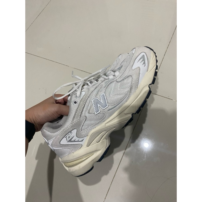 New Balance 725 สีครีมเทา