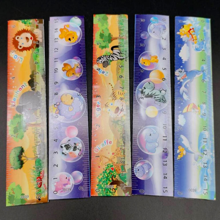 แพ็ค 12 ชิ้น สุ่มลาย ไม้บรรทัดเนื้อแข็งPVC 6 นิ้ว/ 15 ซม. ลายเลเซอร์แฟนซี เครื่องใช้สำนักงาน โรงเรียน