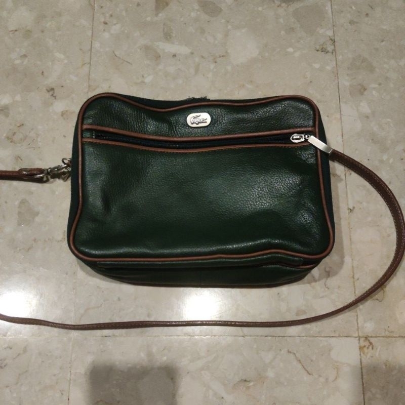 ***กระเป๋าหนังแบบสะพายข้างได้สีเขียว ยี่ห้อ Lacoste แท้ (มือสอง)