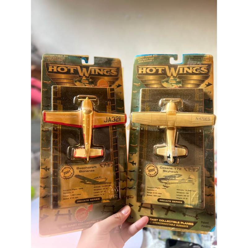 เครื่องบินเหล็ก Diecast Hot Wings With Runway