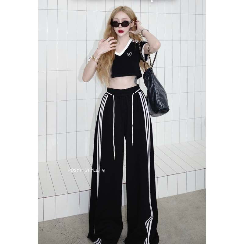 Possy Style งานตามหา ทั้งชุด ผ่านมือเดียว - Set เสื้อครอปดำ + กางเกงวอร์มดำ แถบขาว ผ้าดีมากๆ