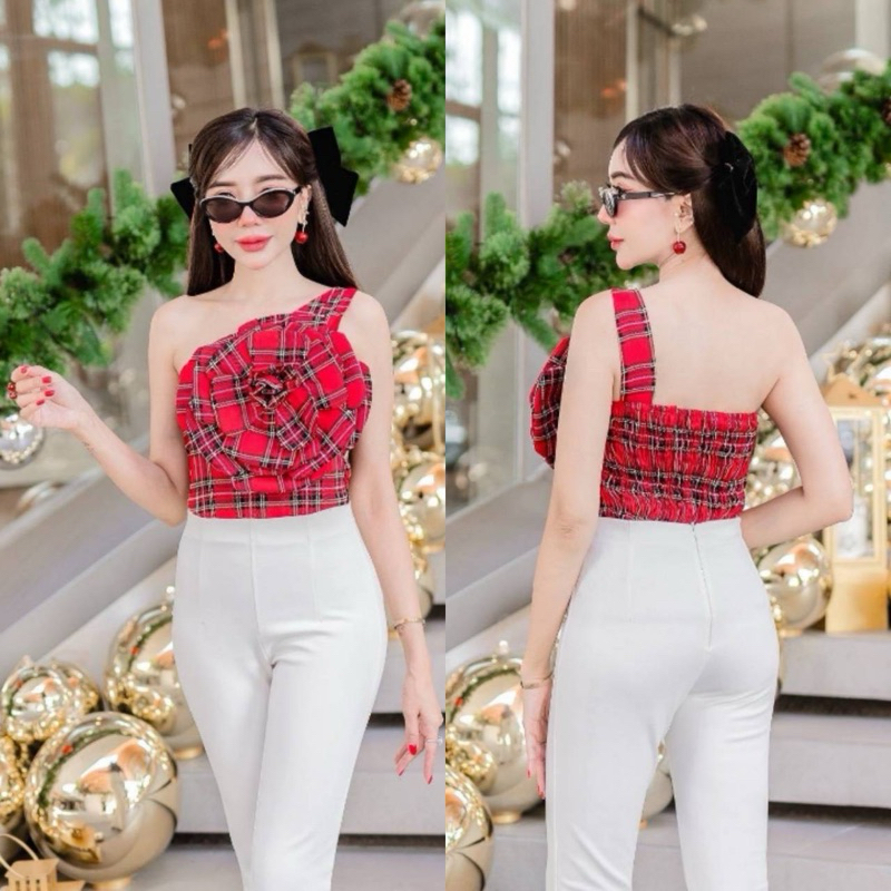 ใช้โค้ด181 เสื้อสายเดี่ยวข้างเดียวแต่งดอกไม้ฟู ด้านหลังสม็อคยางยืด คริสต์มาส