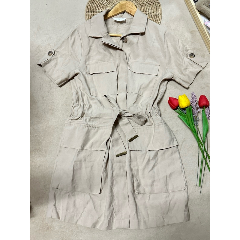 เดรสแต่งกระดุม สีครีม simple par ( M )