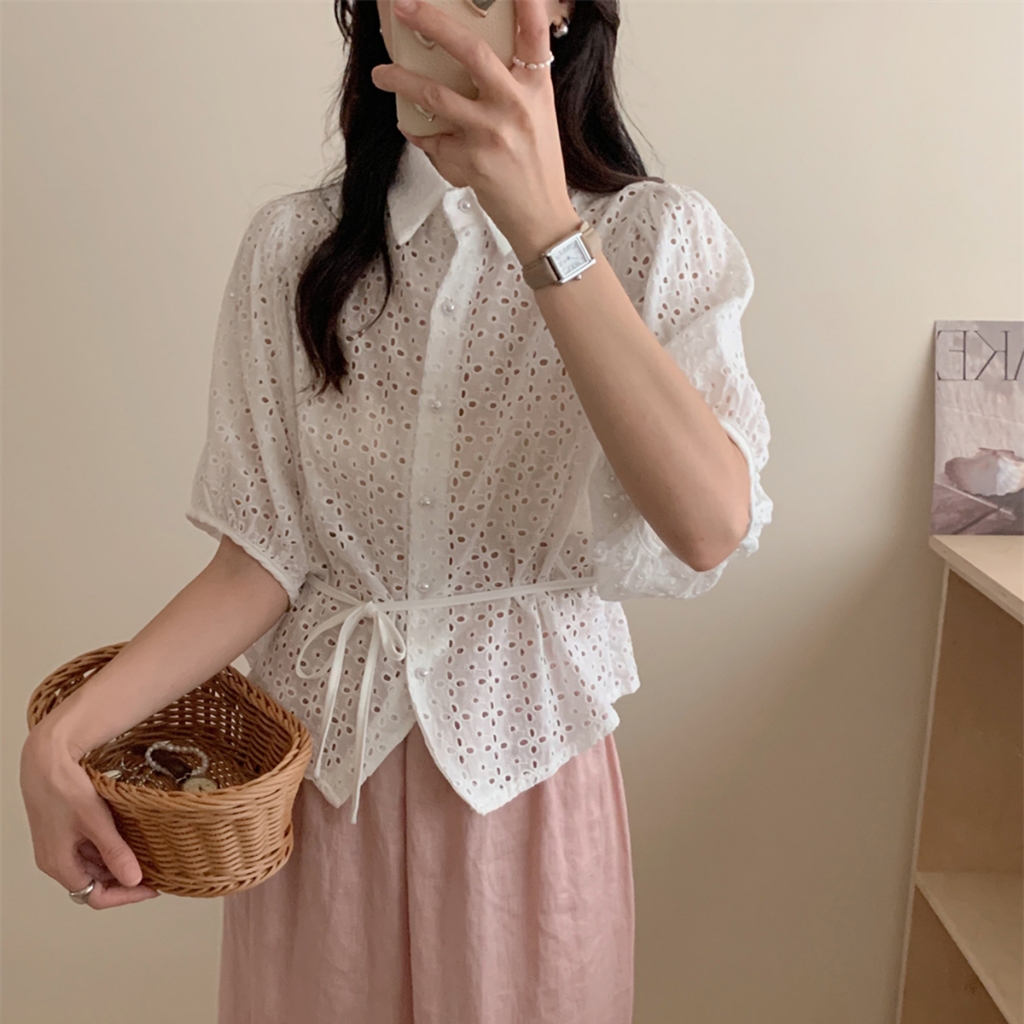 เสื้อแขนสั้น สีดำ สีขาว ผ้าคอตตอนปักฉลุ เสื้อคอปก แขนบอลลูน ปักฉลุทั้งตัว กระดุมมุกผ่าหน้า มีริบบิ้น โบว์ให้ผูกช่วงเอว