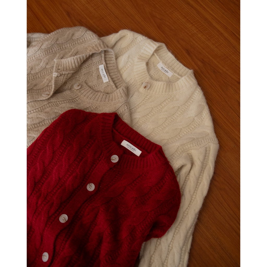 Mina pia cardigan คาร์ดิแกนต้อนรับลมหนาววว รุ่นนี้เป็นคาร์ดิแกนโอเวอร์ไซส์นิดนิด ผ้าไหมพรม