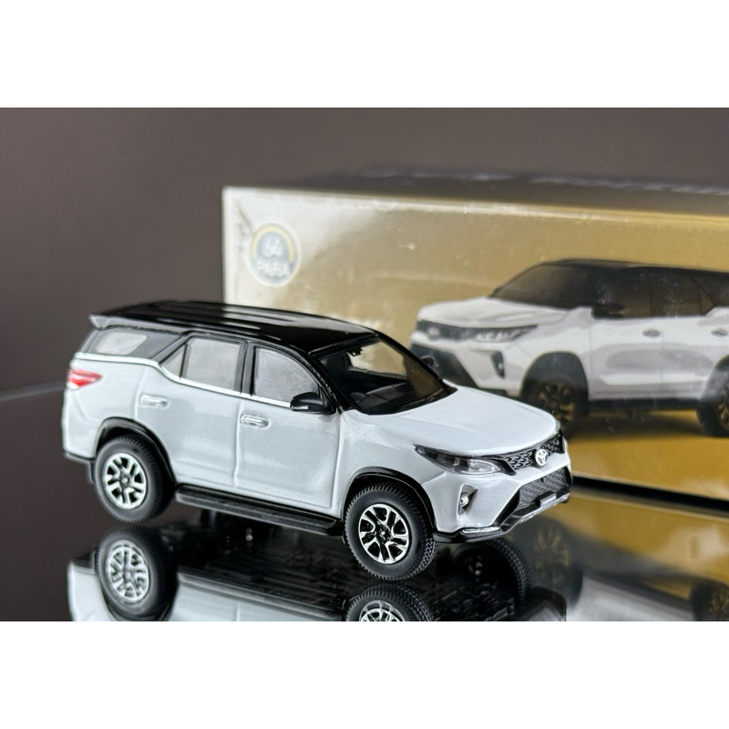 🔹Toyota Fortuner Platinum White Pearl Scale 1:64 ยี่ห้อ Para64