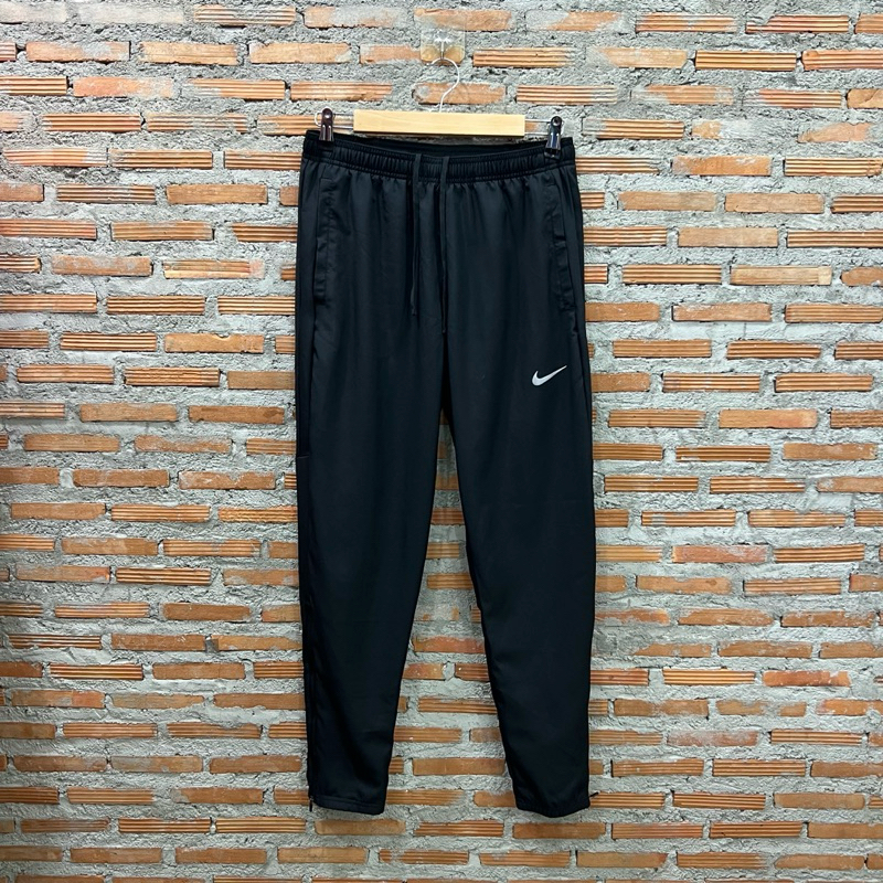 กางเกงวิ่งของแท้ 100% ผ้าร่ม ใส่วิ่งได้ดีมากๆ สินค้าพร้อมส่ง