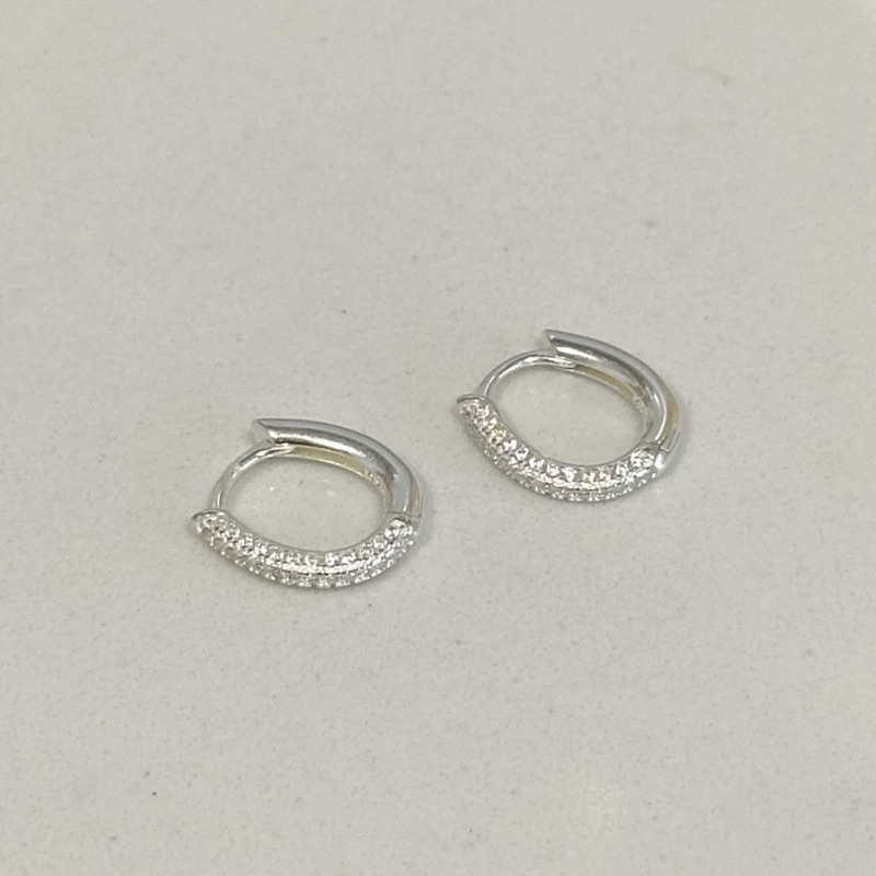 (โค้ด DMEBK ลด 120.-) Winterwinter Jewelry Silver925 : เครื่องประดับเงินแท้ ต่างหูห่วงประดับเพชร cz ทรงรีเพชรครึ่งห่วง