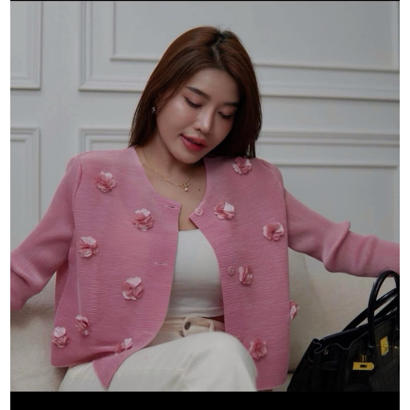 New ส่งด่วนใส่เเล้วสวยทุกคน สั่งวันนี้ส่งวันนี้ เสื้อคุมอัดพลีทเด้งๆแต่งปักดอก3Dสีละมุน(พรีเมี่ยมสุดๆ) ป้ายห้อย