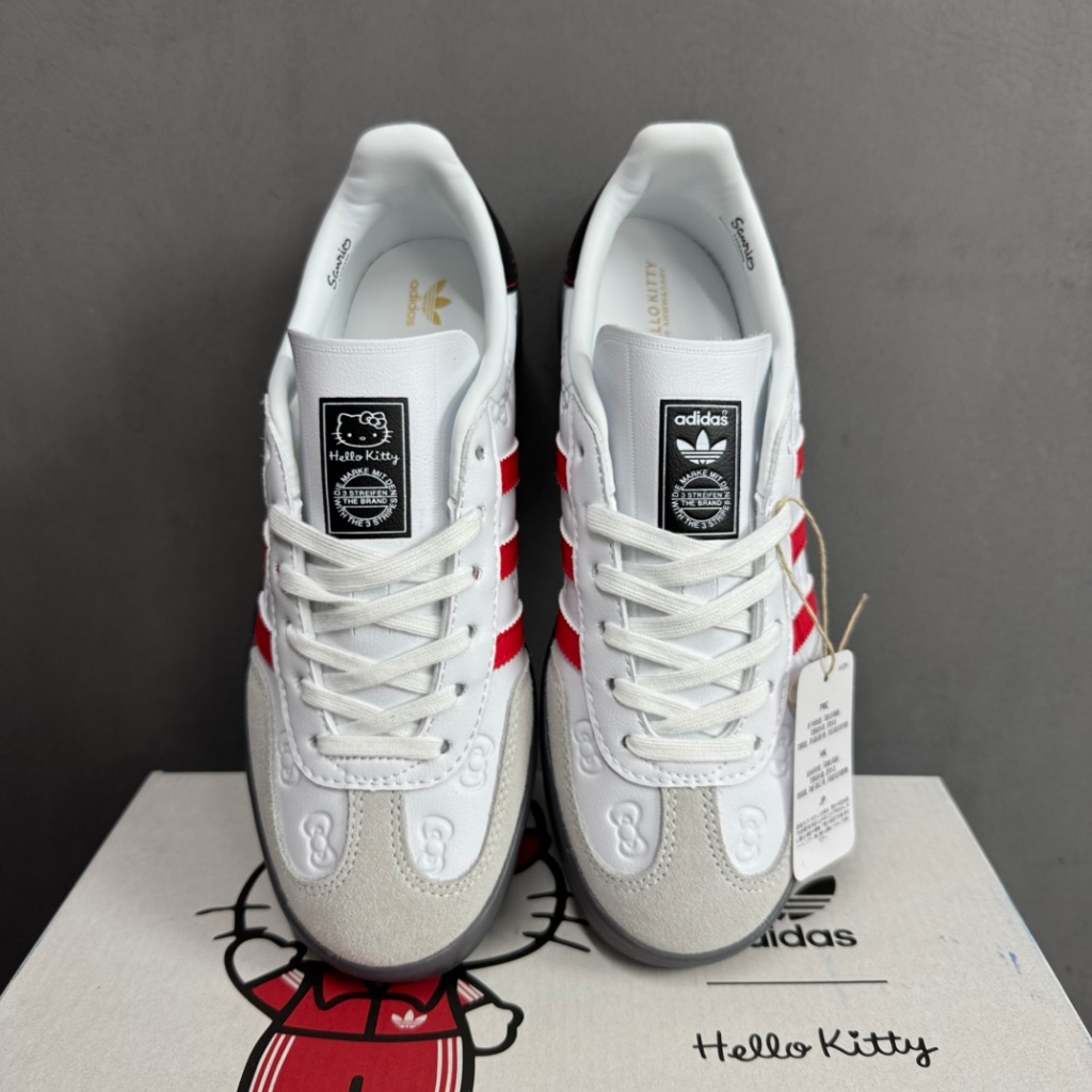 (ของแท้ 100%)  x Adidas Gazelle Indoor Trainers"Hello Kitty And Friends" รองเท้าผ้าใบลำลองและสบายสำหรับผู้ชายและผู้หญิง