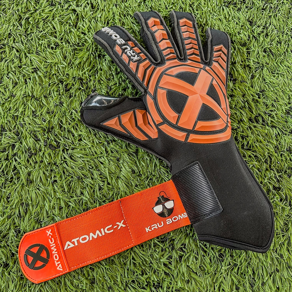 ถุงมือผู้รักษาประตู Kru-Bomb Goalkeeping Atomic-X ฉลองครบรอบ 10 ปี