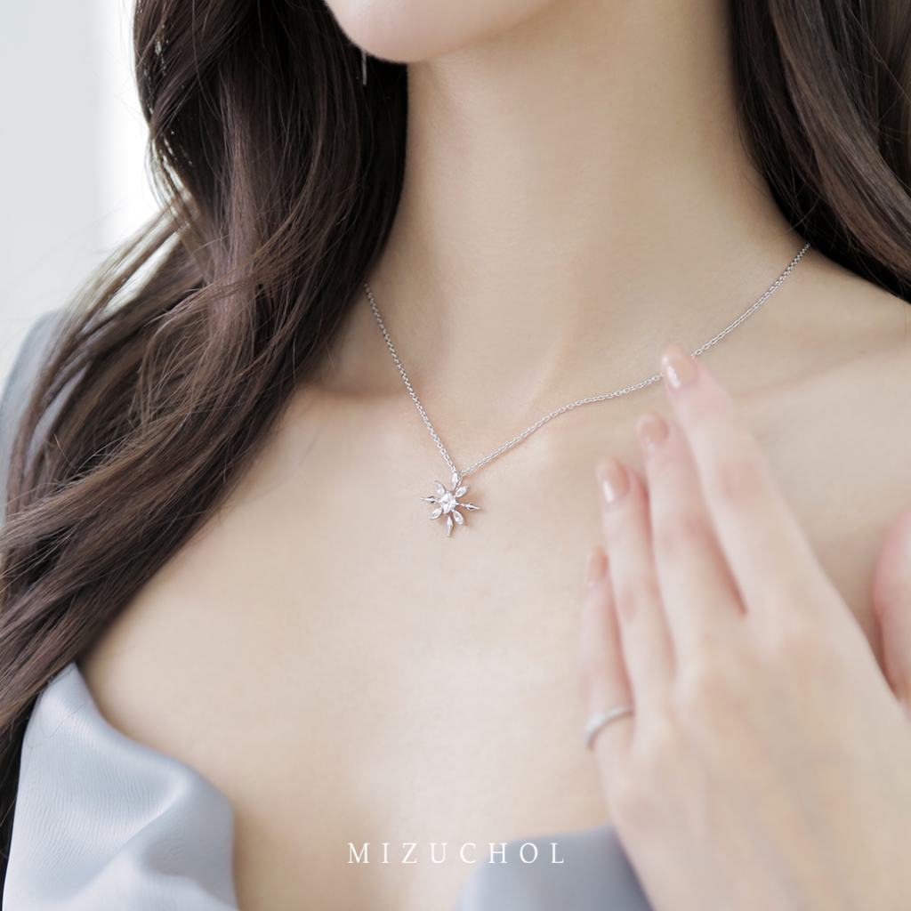 Mizuchol قلادة فضة مطلية ذهب أبيض بزركون Shimmering Snowflake — صورة 4