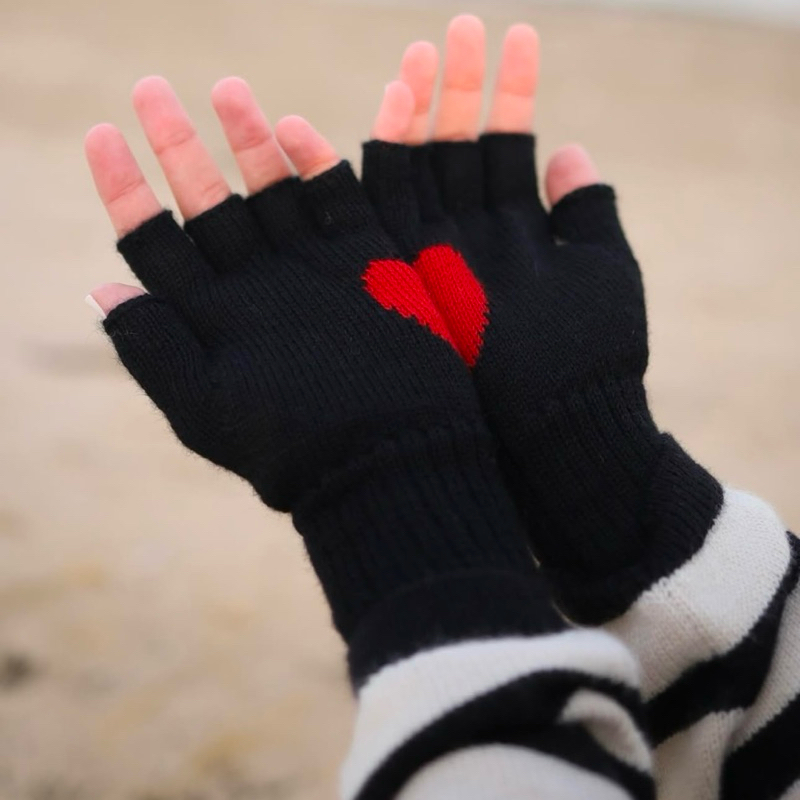 ถุงมือไหมพรม Fingerless Heart Gloves