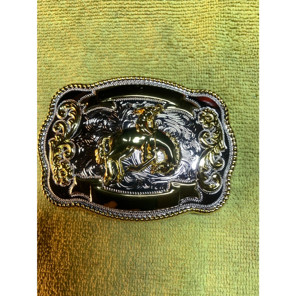 หัวเข้มขัดมอนทาน่าใหม้สีเงินขอบทองขนาด9x7ซมแบรนด์GUNS-N-ROSES