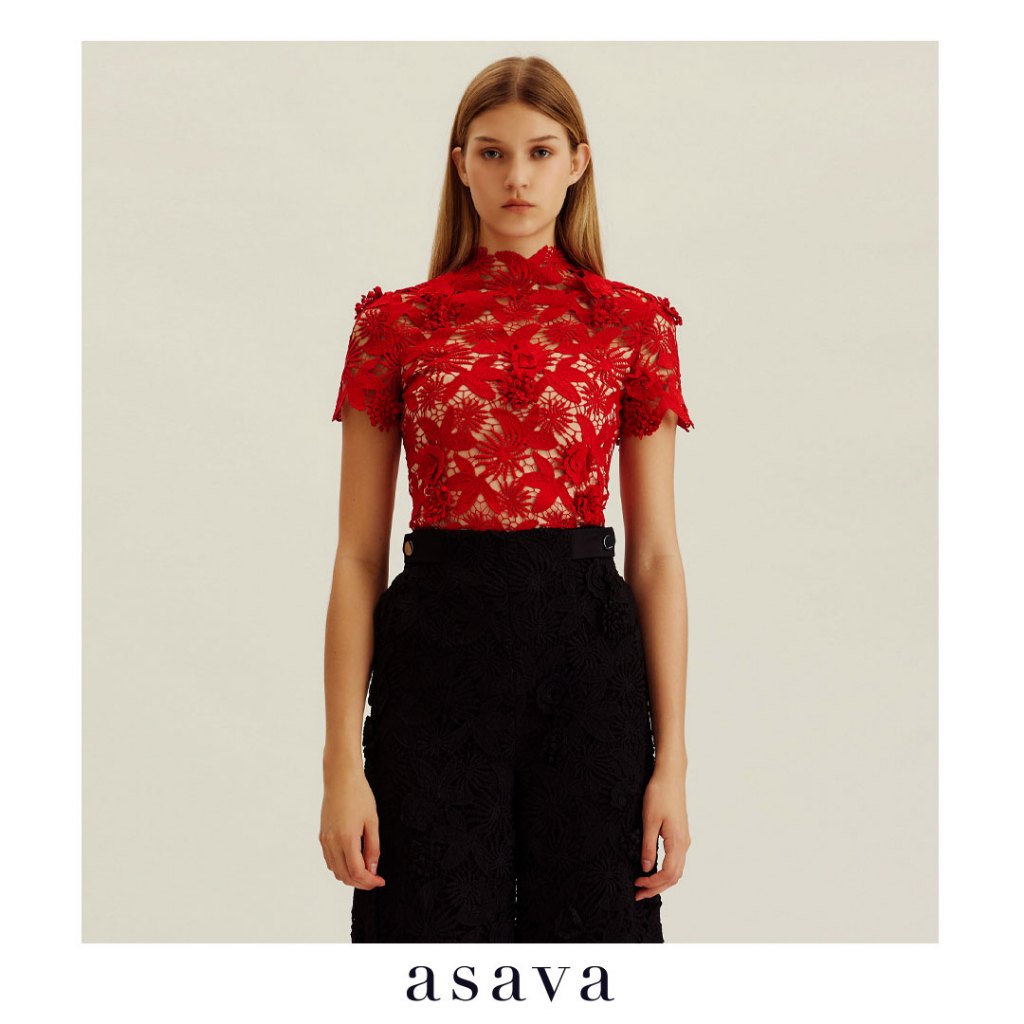 [asava aw24] Octavia Floral-lace Blouse เสื้อผู้หญิง คอปีน แขนสั้น ตะขอและซิปหลัง ผ้าลูกไม้ตาไก่ 3 ม